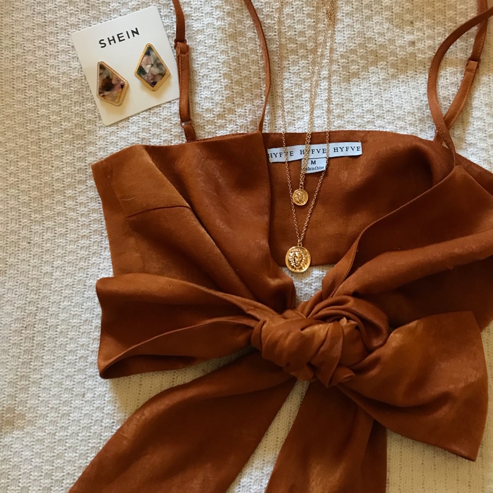 copper orange tie wrap top with accessories